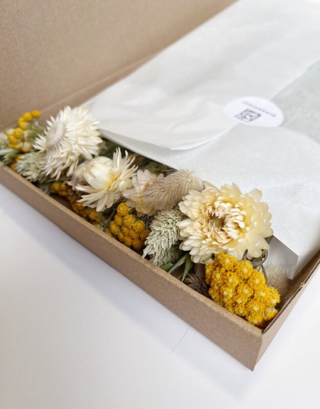Bukett med torkade blommor, skickas i låda på posten